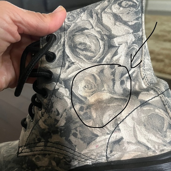 COPY - Dr Martens Beckett Skull and Rose Print Fine Canvas 8eye Boots - size 7 - Picture 12 of 13
